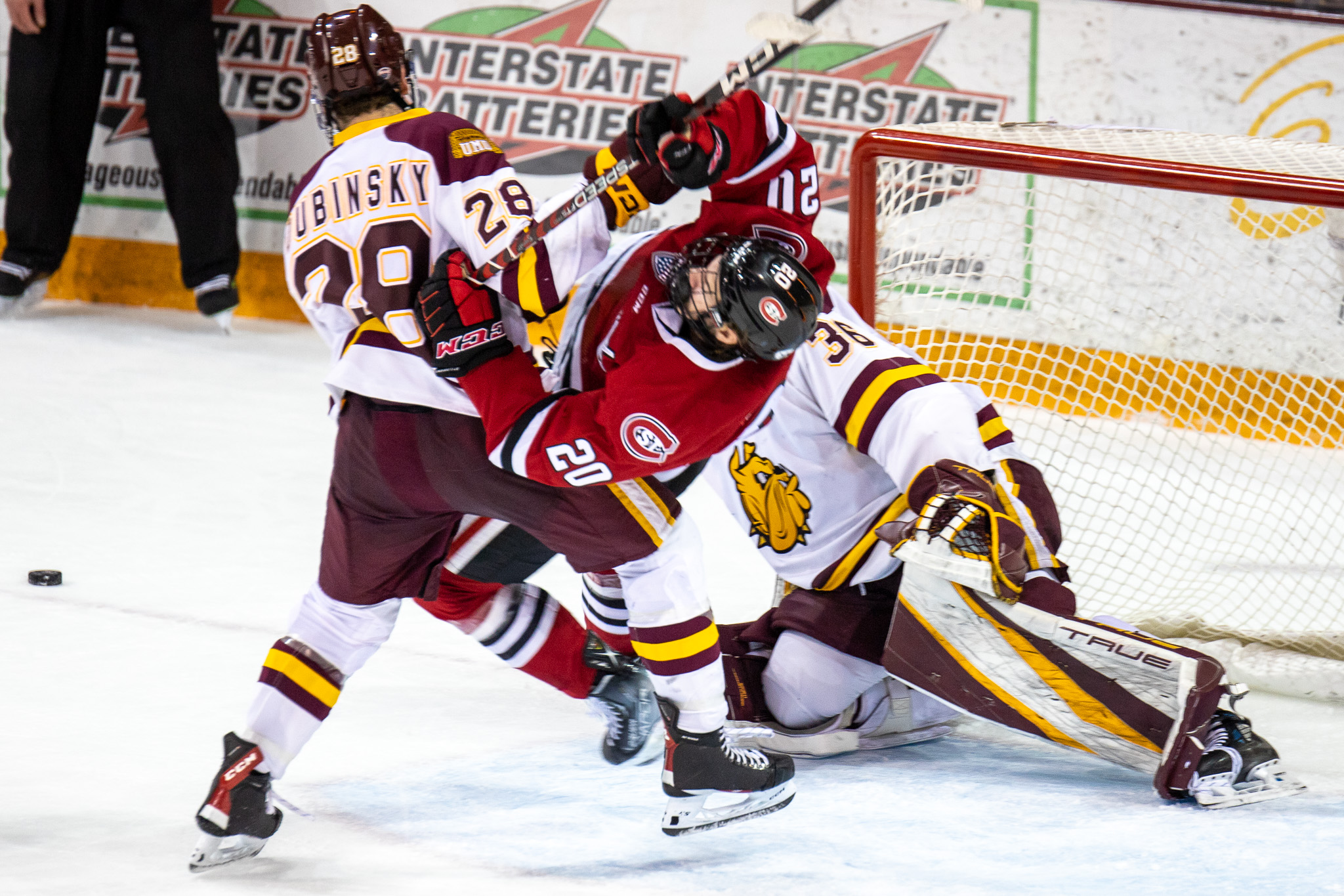 Steeves Buries Undisciplined Huskies, Bulldogs Win 5-3. - Vimarsana News