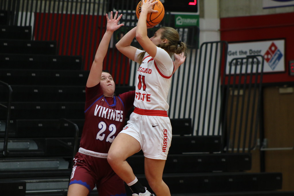 Huskies Pummel Vikings for 34 Point Win - Vimarsana News