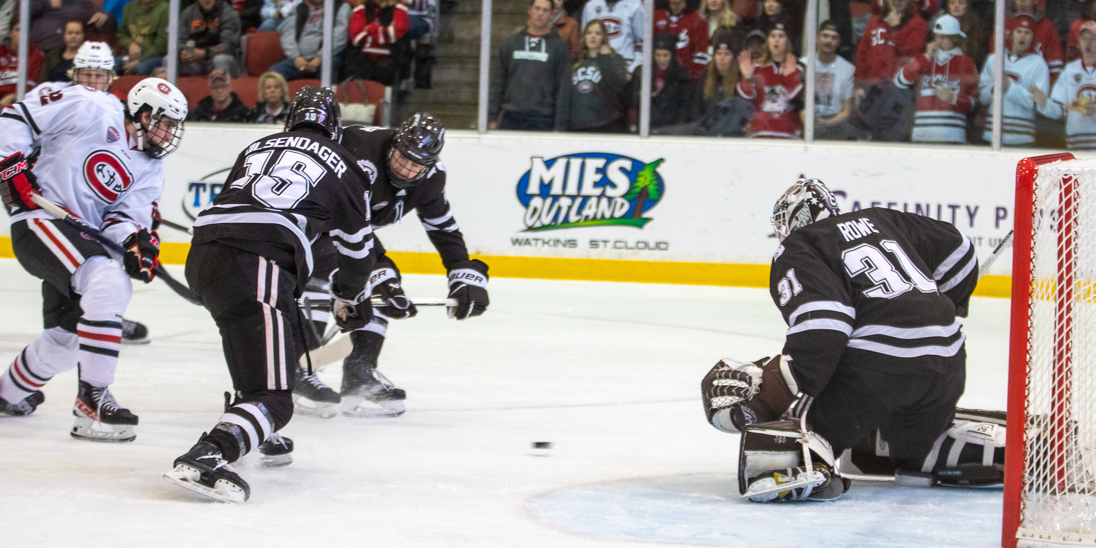 Huskies beat Broncos 3-2 in a thriller end - Vimarsana News